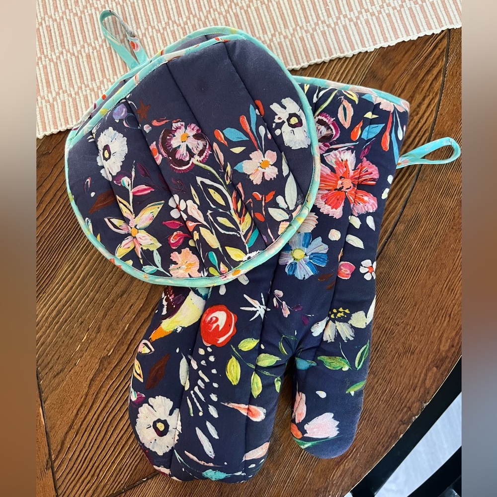 Anthropologie | Oven mitt & Pot holder set